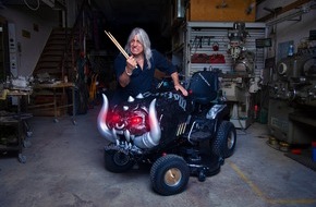 Briggs & Stratton: Rocklegende versteigert Rasenmäher-Unikat - Mikkey Dee (Motörhead/Scorpions) engagiert sich mit Briggs & Stratton für eine Kampagne gegen sexuelle Gewalt - Internationale Auktion bis 15. Dezember