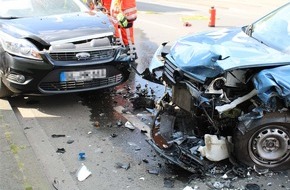 Polizei Rheinisch-Bergischer Kreis: POL-RBK: Bergisch Gladbach - Frontalzusammenstoß nach Sekundenschlaf - Zwei Personen schwer verletzt