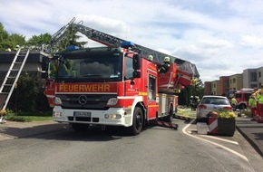 Feuerwehr Dinslaken: FW Dinslaken: Dachbrand in Hiesfeld