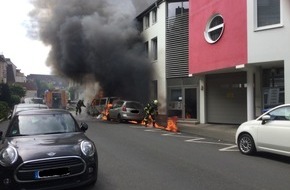 Feuerwehr und Rettungsdienst Bonn: FW-BN: PKW-Brand verursacht hohen Sachschaden, Eine betroffene Wohnung nicht mehr bewohnbar!