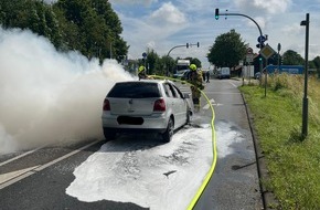 Feuerwehr Ratingen: FW Ratingen: Fahrzeug geht nach Verkehrsunfall in Flammen auf - Feuerwehr Ratingen im Einsatz