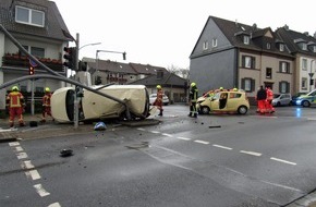 Polizei Mettmann: POL-ME: VW überschlägt sich bei Zusammenstoß im Kreuzungsbereich - Velbert - 2301061