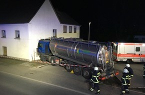 Feuerwehr Iserlohn: FW-MK: Gülletransporter fährt in Wohnhaus