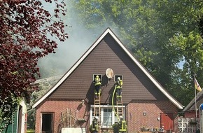 Polizeiinspektion Stade: POL-STD: Dachstuhl von Wohnhaus in Brand geraten