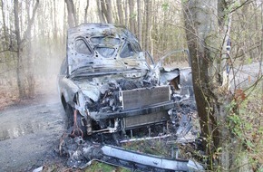Polizei Minden-L&uuml;bbecke: POL-MI: Unfallflucht: Auto f&auml;ngt nach Unfall Feuer - Fahrer kehrt sp&auml;ter zum Unfallort zur&uuml;ck