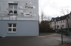 Polizei Hagen: POL-HA: Hermann-Löns-Grundschule beschädigt - Polizei sucht Täter