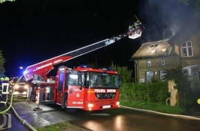 Kreisfeuerwehrverband Dithmarschen: FW-HEI: Feuer zerstört alte Schule in Bunsoh - Übergreifen der Flammen unvermeidbar