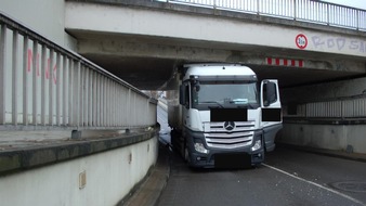 Polizeidirektion Ludwigshafen: POL-PDLU: Frankenthal - Lkw bleibt in Unterführung stecken (mit Lichtbildern)