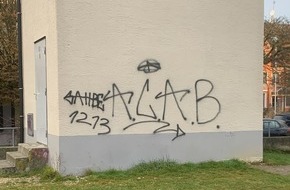 Polizeipräsidium Ulm: POL-UL: (UL) Laichingen - Dienstgebäude und Umspannstation besprüht / Unbekannte besprühten am Dienstag oder Mittwoch die Fassaden zweier Gebäude in der Laichinger Innenstadt. Zeugen sucht nun die Polizei.