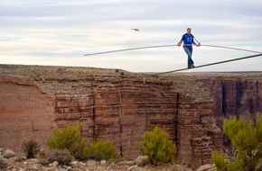 DMAX: Über den Dächern von Chicago: DMAX zeigt Balanceakt von Nik Wallenda live! (FOTO)