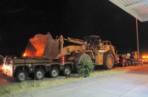 Polizeipräsidium Frankfurt am Main: POL-F: 140706 - 458 Bundesautobahn A5: Schwertransporter bleibt in der Ausfahrt stecken