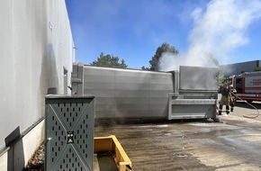 Feuerwehr Neuss: FW-NE: Feuer an einer Gewerbehalle | Brennender Presscontainer abgel&ouml;scht