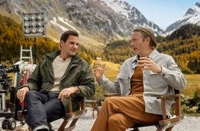 Schweiz Tourismus: Roger Federer feiert zusammen mit Mads Mikkelsen den Schweizer Herbst