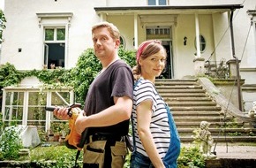 SAT.1: Hier wackeln die Wände: Sebastian Bezzel und Nadja Becker in der SAT.1-Hausbau-Komödie "Schlimmer geht immer" am 8. November 2016