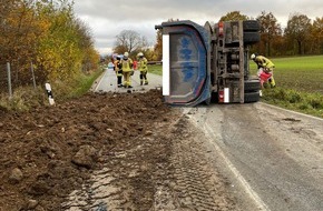 Freiwillige Feuerwehr Bad Salzuflen: FF Bad Salzuflen: Lkw landet in Grastrup-Hölsen auf der Seite / Ein Mensch wird bei Unfall am Mittwochmorgen verletzt