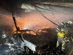 FW Norderstedt: Brand in Tiefgarage in der Berliner Allee - Drei Fahrzeuge vollständig ausgebrannt, rund 70 Einsatzkräfte mehrere Stunden im Einsatz