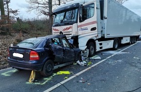 Polizeidirektion Wittlich: POL-PDWIL: schwerer Verkehrsunfall zwischen PKW und LKW, eine Person verstorben