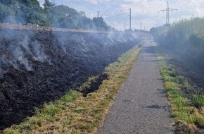 Feuerwehr Landkreis Leer: FW-LK Leer: Großeinsatz entlang der Bahnstrecke - 130 Einsatzkräfte bekämpfen Flächenbrände