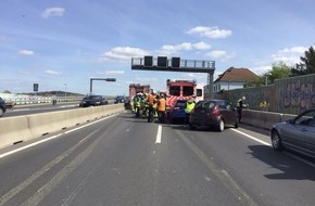 Feuerwehr Bochum: FW-BO: Verkehrsunfall mit vier Fahrzeugen auf der A40 - Rettungswagen der Feuerwehr beteiligt