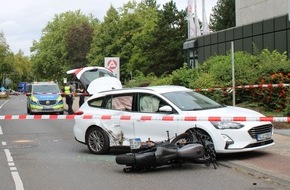 Polizei Rheinisch-Bergischer Kreis: POL-RBK: Bergisch Gladbach - Zusammenstoß zwischen Pkw und Motorrad - 2 Verletzte