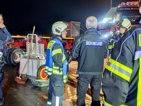 FW-EN: Schwerer Verkehrsunfall auf der BAB 43 &amp; Umweltschutzeinsatz durch Hydraulikproblem an Schwertransporter