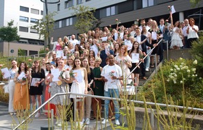 RHÖN-KLINIKUM AG: Erfolgreicher Abschluss: Rund 80 Azubis am RHÖN-KLINIKUM Campus Bad Neustadt erhalten ihr Examen