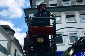 Feuerwehr Plettenberg: FW-PL: OT-Stadtmitte. Ausgelöster Rauchmelder sorgt für knapp einstündigen Feuerwehreinsatz in der Innenstadt.