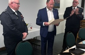 Feuerwehr Ense: FW Ense: Verabschiedung nach 24 Jahren in der F&uuml;hrung / Enser Wehrf&uuml;hrung jetzt abschlie&szlig;end neu aufgestellt