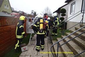 FW-PL: Bäume auf der Straße, Schornsteinbrand, Ölspur, Brandmeldealarm