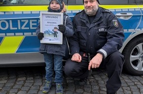 Polizei Bochum: POL-BO: Urkunde f&uuml;r Polizeinachwuchs: Benjamin (5) ist Bochums "j&uuml;ngster Polizist"