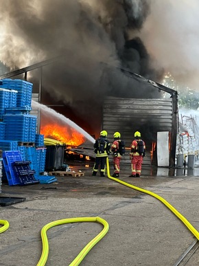 FW-Velbert: Lagerhalle brennt in voller Ausdehnung