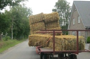 Polizeidirektion Bad Segeberg: POL-SE: Appen-Etz: Landwirt verliert Strohballen