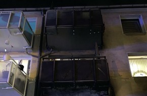 Feuerwehr Essen: FW-E: Wohnungsbrand im Erdgeschoss eines Mehrfamilienhauses in Essen - Brandausbreitung auf darüber liegende Wohnung verhindert - Keine Verletzten