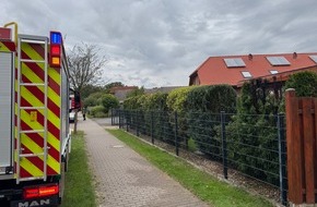 Feuerwehr Flotwedel: FW Flotwedel: Heckenbrand im Mühlenweg - Eigentümer reagieren schnell