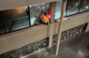 Feuerwehr Dresden: FW Dresden: PKW prallt gegen Glasfassade der TU Dresden - Fahrerin unverletzt