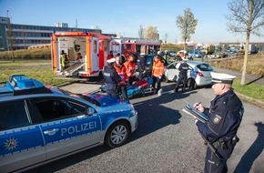 Polizei Rhein-Erft-Kreis: POL-REK: LKW mit Ladung umgekippt - Bedburg
