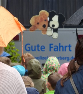 POL-GM: Polizeipuppenbühnenfestival auf Schloss Gimborn