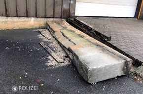 Polizeipräsidium Westpfalz: POL-PPWP: Kollision mit Mauer - Fahrer flüchtet