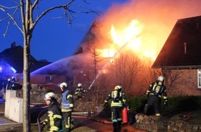 Kreisfeuerwehrverband Segeberg: FW-SE: Großfeuer zerstört Einfamilienhaus in Bark - Nachbargebäude durch die Feuerwehr gerettet