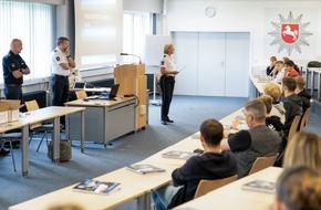 Polizeiakademie Niedersachsen: POL-AK NI: Bildung und Begegnung zum Tag der Demokratie an der Polizeiakademie Niedersachsen Schülerinnen und Schüler diskutieren mit Polizeistudierenden über Demokratie in der deutschen Polizeigeschichte