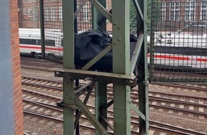 Bundespolizeiinspektion Hamburg: BPOL-HH: Hauptbahnhof: Abgestellte Reisetasche verursacht umfangreiche Ma&szlig;nahmen der Bundespolizei - Einsatz von Entsch&auml;rfern