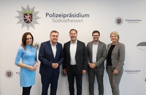 Polizeipräsidium Südosthessen: POL-OF: Einblicke in moderne Polizeiarbeit: Hanauer Stadtspitze besucht Polizeipräsidium Südosthessen