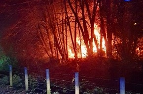 Feuerwehr Recklinghausen: FW-RE: Drei Brandeinsätze in der Nacht - ausgedehnter Laubenbrand fordert Einsatzkräfte