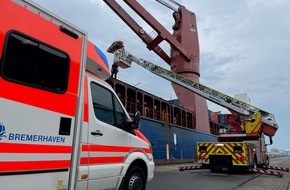 Feuerwehr Bremerhaven: FW Bremerhaven: Arbeitsunfall auf Handelsschiff - Höhenretter und Rettungsdienst der Feuerwehr Bremerhaven im Einsatz
