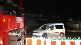 Freiwillige Feuerwehr Celle: FW Celle: PKW steckt im Matsch fest