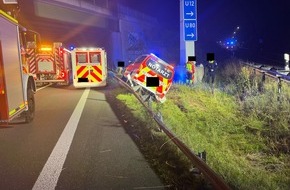 Autobahnpolizeiinspektion: API-TH: Notarztwagen bei Einsatzfahrt verungl&uuml;ckt