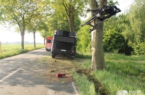 Kreispolizeibehörde Kleve: POL-KLE: Kalkar-Kehrum - Verkehrsunfall / Mobilkran kommt von Fahrbahn ab
