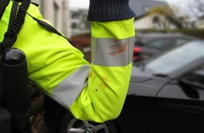 Kreispolizeibehörde Märkischer Kreis: POL-MK: Autofahrerin greift Polizistinnen vor den Augen einer Vorschulgruppe an