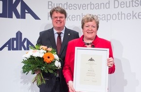 ADKA Bundesverband Deutscher Krankenhausapotheker: Aktiv für mehr Patientensicherheit / 44. ADKA Kongress in Berlin unter dem Motto: "Der Medikationsprozess im Krankenhaus - eine runde Sache", ADKA Ehrennadel für Kammerpräsidentin Linz