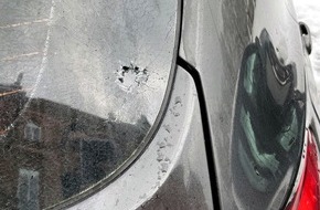 Polizeipräsidium Westpfalz: POL-PPWP: Heckscheibe an Nissan beschädigt